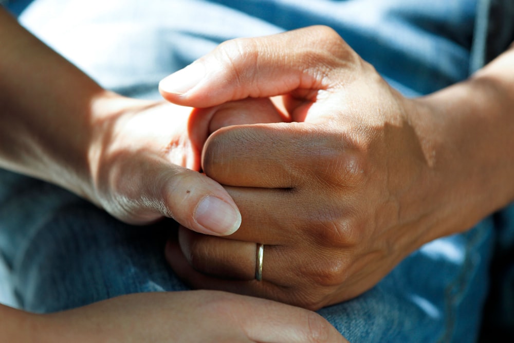 Screening professional greeting a client before a drug test